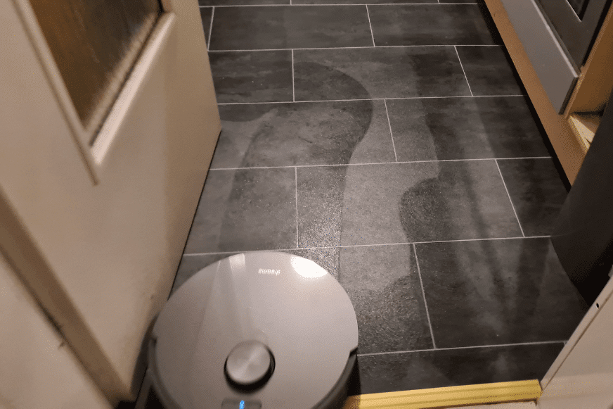 В ходе теста Dreame L10s Pro моет пол на кухне.